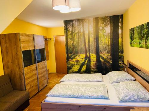 twee bedden in een kamer met een schilderij aan de muur bij Gasthof Wagner Restaurant-Pension in Halbenrain