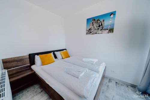 un sofá blanco en una habitación con una foto en la pared en Apartament Silence Triventi Biały Kot, en Karpacz