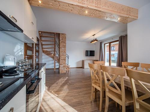 Η κουζίνα ή μικρή κουζίνα στο Tatrzańska Kryjówka Premium Chalets Zakopane