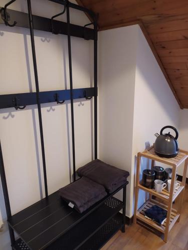 Zimmer mit Etagenbett und Wasserkocher in der Unterkunft Paradise in Aan de Wolfsberg