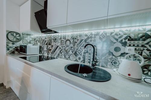 a kitchen with a sink and a counter top at Apartament Silence Triventi Biały Kot in Karpacz