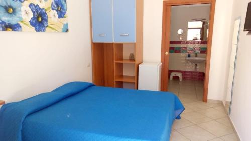 ディアマンテにあるTempio degli Deiのベッドルーム(青いベッド1台付)、バスルーム
