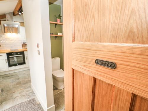 La salle de bains est pourvue d'une porte en bois avec un panneau. dans l'établissement The Netty, à Richmond