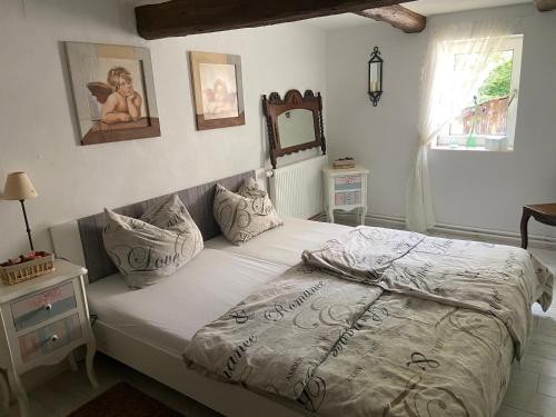 Postel nebo postele na pokoji v ubytování Zeitreise- Haus mit 5 Schlafzimmern
