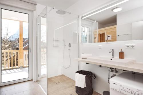 ein Bad mit einer Dusche und einem Waschbecken in der Unterkunft die Tauplitz Lodges - Alm Lodge A2 by AA Holiday Homes in Tauplitz