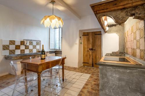 una cucina con un tavolo con una bottiglia di vino di Isola del Pittore casa indipendente in Villa Storica a Grassina