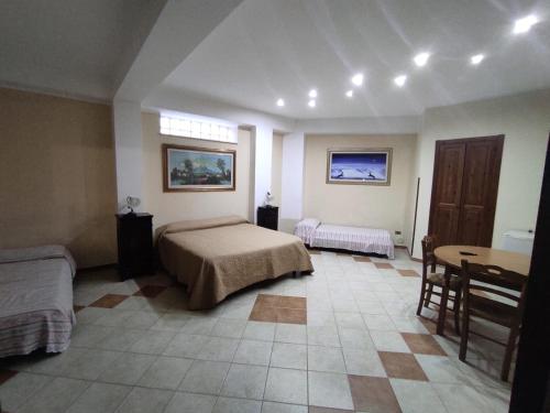 sypialnia z łóżkiem, biurkiem i stołem w obiekcie B&B Francesca w mieście Zagarise