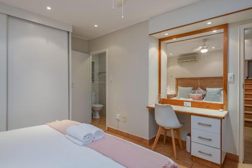 En eller flere senge i et værelse på San Lameer Villa 14105 - 4 Bedroom Superior - 8 pax - San Lameer Rental Agency