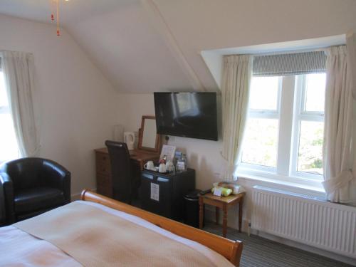 Μια τηλεόραση ή/και κέντρο ψυχαγωγίας στο Gate Lodge Guest House
