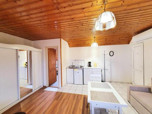 Postel nebo postele na pokoji v ubytování Nemes Apartmanház