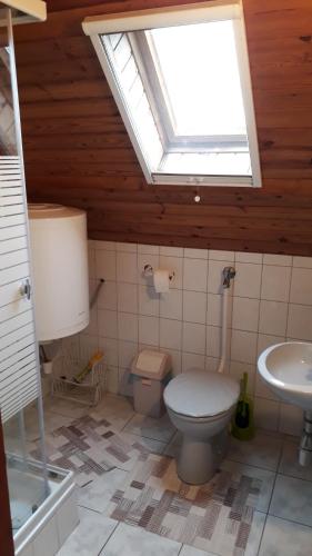 Kúpeľňa v ubytovaní Kitti Vendégház