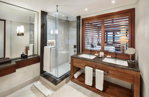 Een badkamer bij Heritage Awali Golf & Spa Resort - All Inclusive