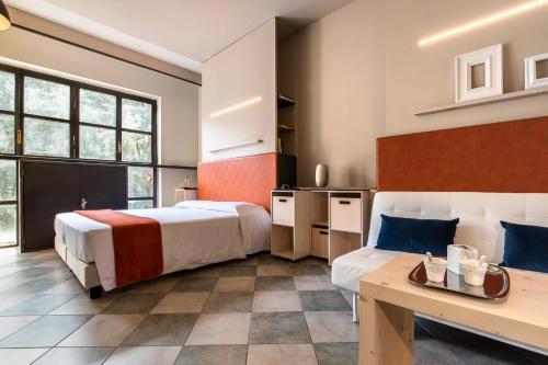 um quarto de hotel com duas camas e uma mesa em Residence 2Gi em Milão