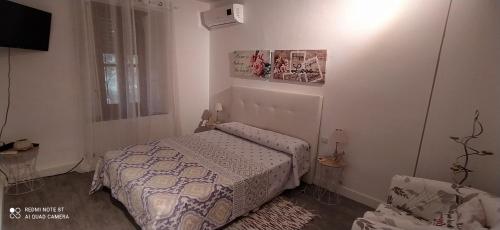 a small bedroom with a bed and a window at B&B Com a Casa Teva in L'Ametlla de Mar