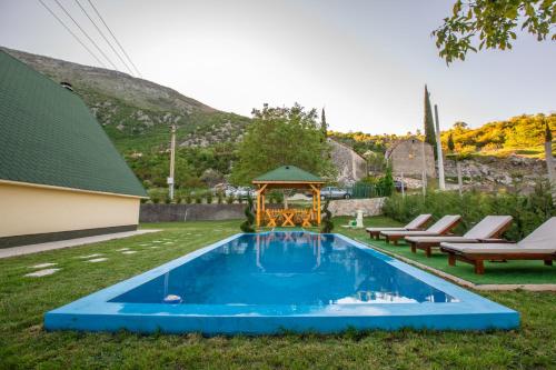 Bazén v ubytování Cozy House Ostrog nebo v jeho okolí