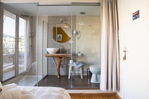 A bathroom at Kalamata Art Rooms