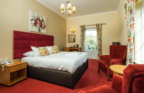 A bed or beds in a room at Cliffden Hotel