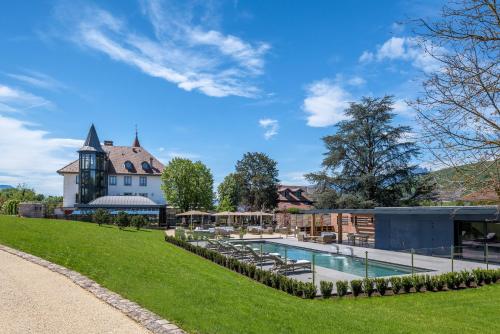 un domaine avec piscine et maison dans l'établissement Château Brachet, à Grésy-sur-Aix