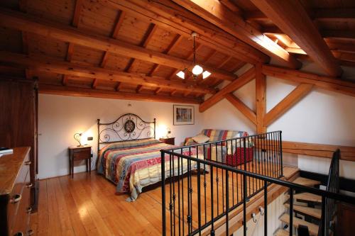 1 dormitorio con 1 cama en una habitación con techos de madera en Fattoria Grimana, en Montegalda