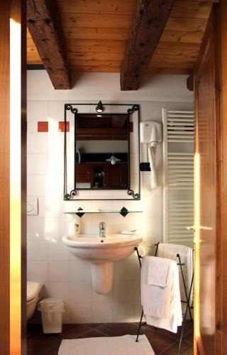 a bathroom with a sink and a mirror at Fattoria Grimana in Montegalda