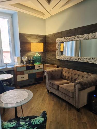 un soggiorno con un divano e un tavolo di Spagna Boutique a Roma