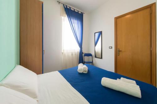 トリカーゼにあるB&B A Casa di Daniloのベッドルーム1室(ベッド1台、タオル2枚付)
