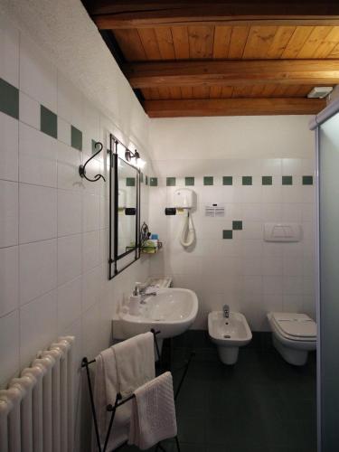 a bathroom with two sinks and a mirror at Fattoria Grimana in Montegalda