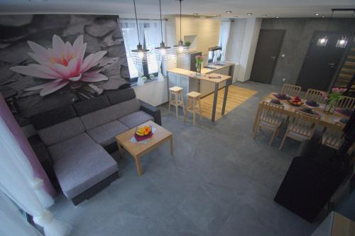 Prostor za sedenje u objektu Lily - Sunny Flowers Apartments
