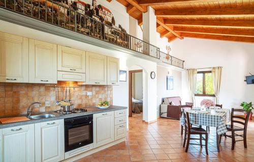 een keuken met witte kasten en een tafel en een eetkamer bij TRE BORGHI in San Giovanni a Piro