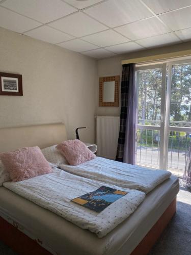 1 dormitorio con cama y ventana en Panzió Tata, en Tata
