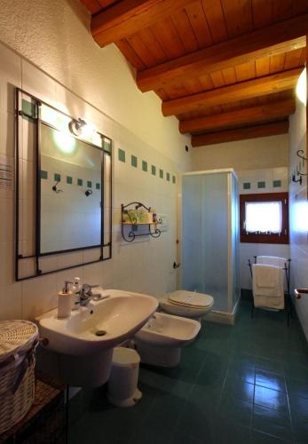 a bathroom with two sinks and two toilets at Fattoria Grimana in Montegalda