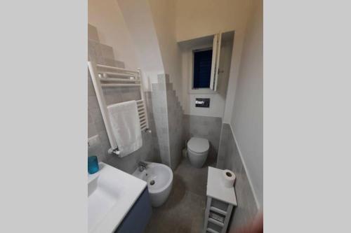 a small bathroom with a toilet and a sink at Blue Sail Apartment in Termoli