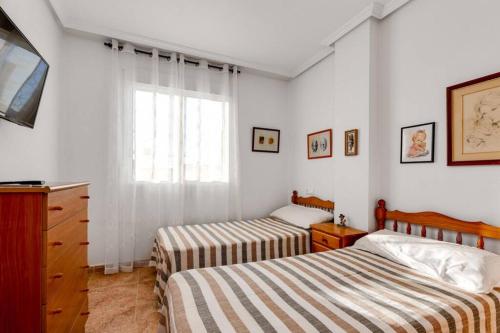 una camera con due letti e una finestra di Apartment Ramon Gallud 204 a Torrevieja