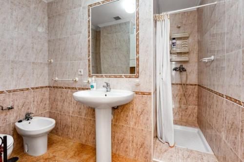 Vonios kambarys apgyvendinimo įstaigoje Apartment Ramon Gallud 204