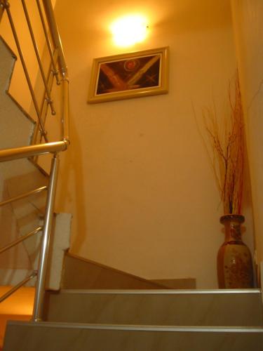 eine Treppe mit einem Bild an der Wand und einer Vase in der Unterkunft Villa Old Town in Ohrid