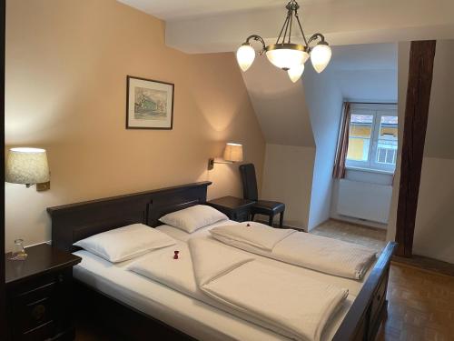 Gasthof zum Goldenen Löwen tesisinde bir odada yatak veya yataklar
