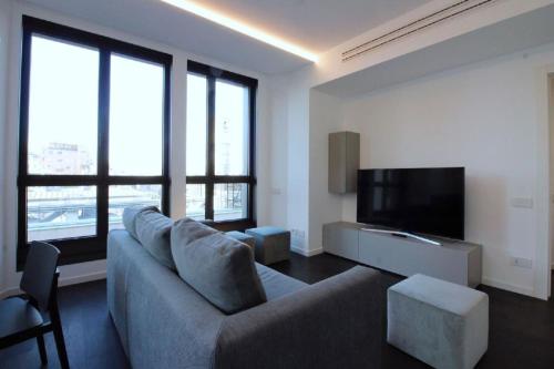 Il comprend un salon doté d'un canapé et d'une télévision à écran plat. dans l'établissement Number House - Number 11, à Milan