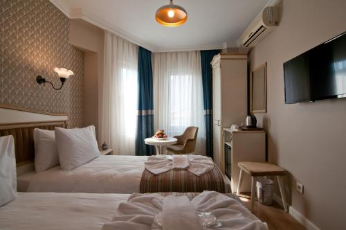 una habitación de hotel con una cama y una mesa en Mevlana Hotel, en Estambul