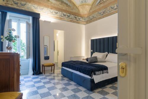 1 dormitorio con 1 cama extragrande en 1940 Luxury Accommodations by Wonderful Italy en Ostuni