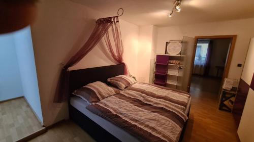 um quarto com uma cama de dossel em Ferienwohnung Gottlebe em Ilmenau