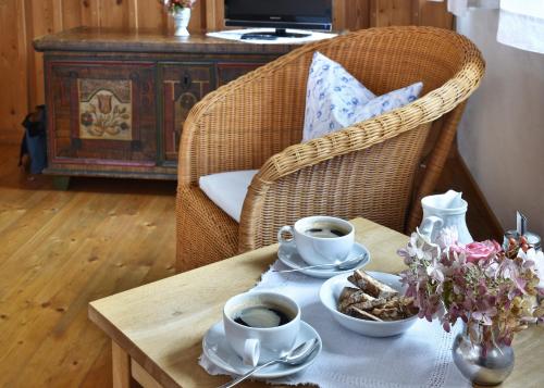 uma mesa com duas chávenas de café e um prato de comida em Gentner - Hotel garni em Gnotzheim