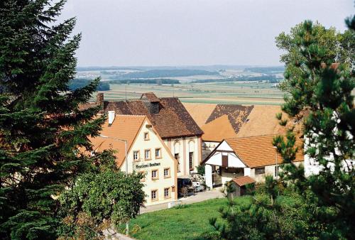 eine Gruppe von Gebäuden auf einem Hügel mit Bäumen in der Unterkunft Gentner - Hotel garni in Gnotzheim