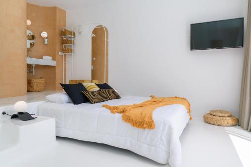Un pat sau paturi într-o cameră la AQUABLANCA Suite Love Deluxe en Punta Mujeres