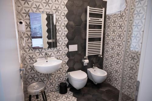 a bathroom with a sink and a toilet at Ai Tre Mercati in Palermo