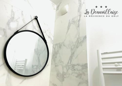La salle de bains est pourvue d'un miroir mural blanc. dans l'établissement La Deauvillaise - Résidence du Golf, à Deauville