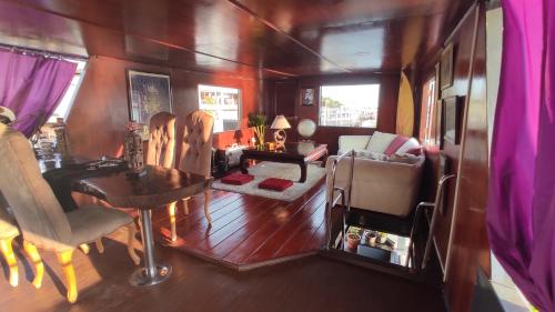ein Wohnzimmer und ein Esszimmer mit Luftblick in der Unterkunft Sabai Sabai Liveaboard Bangkok in Bangkok