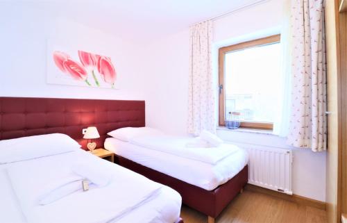 Una cama o camas en una habitación de Chalet Schmittenbach - Pinzgau Holidays