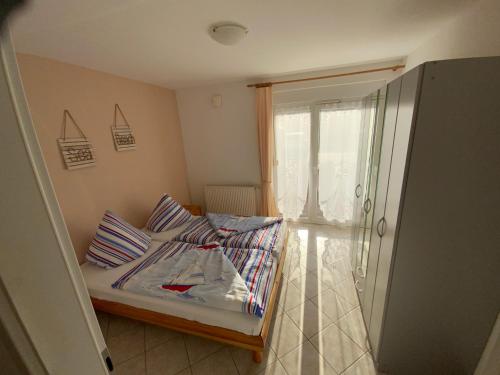 ein kleines Schlafzimmer mit einem Bett und einer Dusche in der Unterkunft Zur Alten Tischlerei in Ostseebad Karlshagen