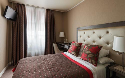 パリにあるエッフェル ケネディのベッドと窓が備わるホテルルーム