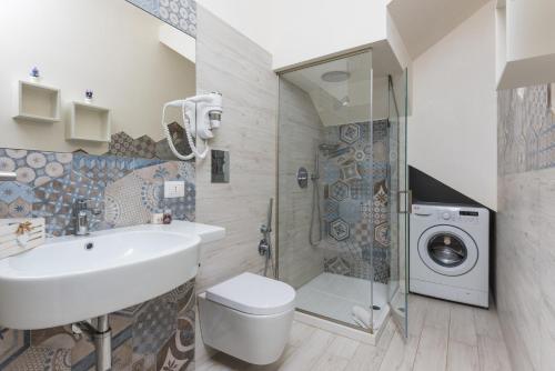 bagno con lavandino e lavatrice di Rivazzurra Vivimare Apartment a San Vito lo Capo